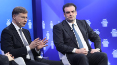 Πιερρακάκης και Ντομπρόβσκις στο φόρουμ των Δελφών: Δεν σκοπεύουμε να ανακοινώσουμε άλλο πακέτο μέτρων αυτήν τη στιγμή στην Ελλάδα
