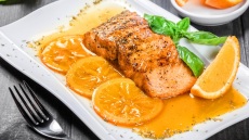 Φιλέτα σολομού με γλάσο από μέλι και πορτοκάλι στο air fryer
