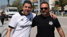 Οπαδοί του ΠΑΟΚ και του ΟΦΗ τραγουδούν αγκαλιά πριν από τον τελικό Κυπέλλου στον Βόλο, δείτε βίντεο και φωτογραφίες