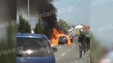 Δείτε αυτοκίνητο να τυλίγεται στις φλόγες στη μέση του δρόμου στη Λάρισα