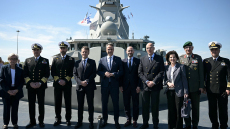 Μητσοτάκης και Μακρόν επιθεώρησαν τη φρεγάτα «Κίμων», δείτε εντυπωσιακές εικόνες και βίντεο