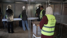 Δημοτικές εκλογές στη Δυτική Όχθη και στην κεντρική Γάζα: Άνοιξαν τα εκλογικά τμήματα
