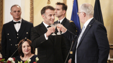 Όλα όσα έγιναν στο δείπνο για τον Μακρόν στο Προεδρικό: Το μενού, τα χαμόγελα και οι πολιτικές και επιχειρηματικές παρουσίες