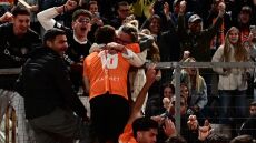 Τελικός Κυπέλλου: Ο Τιάγκο Νους έκανε το 2-1 για τον ΟΦΗ και ανέβηκε στα κάγκελα για να αγκαλιάσει τη μητέρα του, δείτε βίντεο