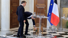 Παιχνίδια και χάδια για τον Πίνατ στο Μαξίμου, δείτε φωτογραφίες
