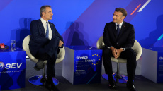 Μακρόν σε Μητσοτάκη: Μοντέλο οικονομικής προόδου η Ελλάδα, δείτε live