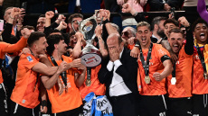 Ιστορική βραδιά για τον ΟΦΗ στον Βόλο: Η απονομή της κούπας και οι ξέφρενοι πανηγυρισμοί μετά τη νίκη επί του ΠΑΟΚ, βίντεο 