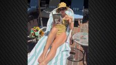 Οι πόζες της Λίλι Άλεν με μαγιό δίπλα σε πισίνα