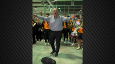 Ο ιδιοκτήτης του ΟΦΗ γιόρτασε με Καρρά και ζεϊμπέκικο την κατάκτηση του Κυπέλλου Ελλάδας, δείτε βίντεο