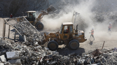 Με τα συντρίμμια του πολέμου ξαναφτιάχνουν τους δρόμους στη Γάζα οι Παλαιστίνιοι 