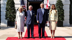 Τραμπ και Μελάνια υποδέχτηκαν τον Κάρολο και την Καμίλα στον Λευκό Οίκο για απογευματινό τσάι, δείτε βίντεο και φωτογραφίες