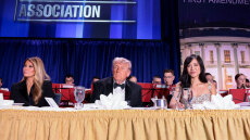 Η επίθεση στο δείπνο των ανταποκριτών πυροδότησε θεωρίες συνωμοσίας ότι ο Τραμπ σκηνοθετεί ο ίδιος τις απόπειρες δολοφονίας του
