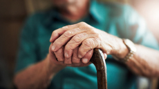 Σοκαριστικό βίντεο από τη Χίο: Οικιακή βοηθός χτυπάει στο κεφάλι 98χρονο και του δένει τα χέρια για να μην αντιστέκεται