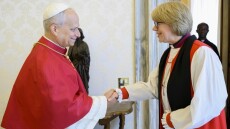 Ο Πάπας Λέων ΙΔ' υποδέχεται την πρώτη γυναίκα που ηγείται της Αγγλικανικής Εκκλησίας
