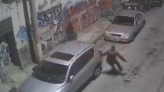 Άγιος Παντελεήμονας: Η στιγμή που οι αστυνομικοί κυνηγούν τον Παλαιστίνιο που σε κατάσταση αμόκ έσπασε 30 σταθμευμένα ΙΧ, δείτε βίντεο