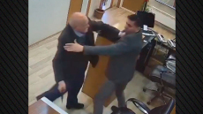 Τουρκία: Ηλικιωμένος μπήκε σε κυβερνητικό κτίριο με μπαλτά και επιτέθηκε σε υπάλληλο, δείτε βίντεο