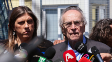 Νίκος Κωνσταντόπουλος και Ζωή ενοχλήθηκαν από τη μηχανή αστυνομικού οχήματος - Δείτε βίντεο με τις αντιδράσεις τους