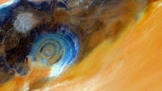 Η NASA εντόπισε γιγαντιαίο «μάτι» 40 χιλιομέτρων στη Σαχάρα, πώς δημιουργήθηκε το εντυπωσιακό φαινόμενο