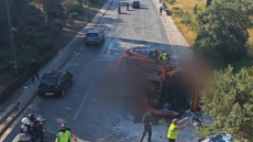 Φορτωμένο με μπάζα ήταν το φορτηγό που ανετράπη στην Βουλιαγμένης, δείτε βίντεο