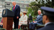 Ο Τραμπ υποδέχτηκε τον Κάρολο στον Λευκό Οίκο, «η μητέρα μου ήταν τσιμπημένη μαζί σου» του είπε, δείτε βίντεο