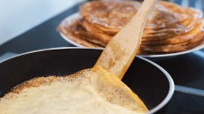 Κόλλησε το φαγητό; Δείτε τι να κάνετε αμέσως για να το «σώσετε» πριν μυρίσει καμένο