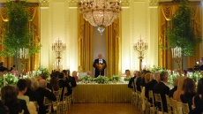 Δείπνο Τραμπ με βασιλιά Κάρολο στον Λευκό Οίκο: Μηνύματα συμμαχίας και αναφορά στον Σαίξπηρ, δείτε βίντεο