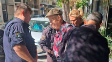 Οι κινήσεις του 89χρονου πριν ανοίξει πυρ στον ΕΦΚΑ: «Μου άφησε μία βαλίτσα και μου είπε να φύγω» λέει ο οδηγός ταξί που τον πήρε από το σπίτι του