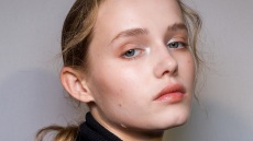 Πώς να αποκτήσετε πιο ζωντανή και λαμπερή επιδερμίδα χωρίς ενέσιμες επεμβάσεις
