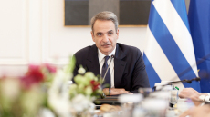 Ο Μητσοτάκης ορθώνει «τείχος προστασίας» για επιτελικό κράτος και υπουργούς, αλλά οι βουλευτές της ΝΔ συνεχίζουν τις τροχιοδεικτικές βολές