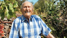 Ο Σταμάτης διαγνώστηκε με καρκίνο πνεύμονα στα 60 του – Του έδιναν λίγους μήνες ζωής, γύρισε στην Ικαρία και «πάτησε» τα 98