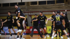 Με buzzer beater του Παναγιώτου, η ΑΕΚ κέρδισε με break τον 1ο τελικό της Handball Premier, 33-32 τον Ολυμπιακό, βίντεο 