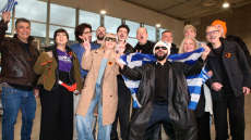 Eurovision 2026: Με την ελληνική σημαία στα χέρια ο Ακύλας, αναχώρησε για Βιέννη η ελληνική αποστολή