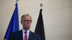 Παραμένει πρώτη στις δημοσκοπήσεις στη Γερμανία η AfD, πολύ χαμηλά τα ποσοστά αποδοχής του Μερτς

