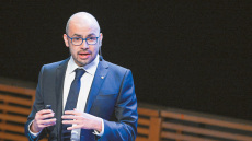 Σερ Ντέμης Χασάμπης: Ποιος είναι ο Έλληνας νέος «εγκέφαλος» του τμήματος AI της Google