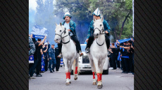 Απίστευτο σκηνικό στο Καζακστάν: Οπαδοί ποδοσφαιρικής ομάδας φτάνουν στο γήπεδο πάνω σε άλογα, δείτε βίντεο