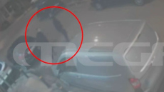 Δείτε βίντεο με την στιγμή που η ομάδα 10 ατόμων διαφεύγει μετά την επίθεση σε 15χρονο στο Νέο Κόσμο 
