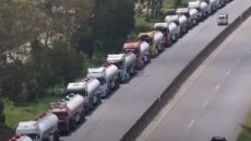 Το Ιράκ έστειλε δεκάδες βυτιοφόρα γεμάτα πετρέλαιο στη Συρία, παρακάμπτοντας το Ορμούζ, δείτε βίντεο με τις ουρές