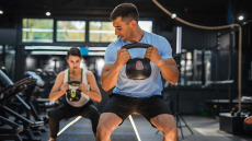 Η άσκηση που προτείνει μια personal trainer για δύναμη και ισορροπία μετά τα 60