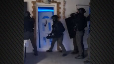 Καρέ καρέ η έφοδος του Ελληνικού FBI σε σπίτια μελών σπείρας που παρίσταναν υπαλλήλους του ΔΕΔΔΗΕ και είχαν βγάλει πάνω από 3 εκατ. ευρώ