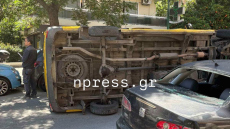 Τούμπαρε σχολικό λεωφορείο μετά από σύγκρουση με ΙΧ στο Παλαιό Φάληρο
