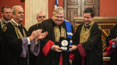 Επίτιμος διδάκτορας της Νομικής Σχολής του ΕΚΠΑ αναγορεύτηκε ο Ευάγγελος Βενιζέλος - Ποιοι πήγαν στην τελετή, η ομιλία του, δείτε βίντεο