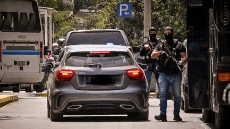 Yπό δρακόντεια μέτρα ασφαλείας στην Ευελπίδων οι συλληφθέντες για τη δολοφονία Μοσχούρη στο Χαλάνδρι, δείτε βίντεο