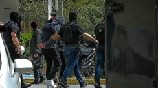 Δίωξη για εννέα κακουργήματα και έξι πλημμελήματα στους συλληφθέντες για τη δολοφονία του «θαμνάκια» Μοσχούρη