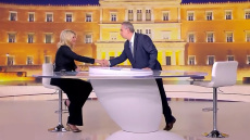 Δείτε βίντεο: Με υπόκλιση αποχαιρέτισε ο Βασίλης Χιώτης τη Σία Κοσιώνη στο τελευταίο δελτίο της