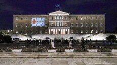 Φωταγωγήθηκε το Kοινοβούλιο για την Παγκόσμια Ημέρα Ερυθρού Σταυρού και Ερυθράς Ημισελήνου
