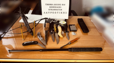 Συνελήφθη 56χρονος στο Λαύριο με βαλλίστρα, μαχαίρια, σουγιάδες και πιστόλι τύπου ρέπλικα

