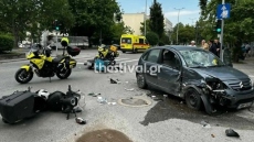 Σφοδρή σύγκρουση αυτοκινήτου με δύο μηχανές στη Θεσσαλονίκη, δύο σοβαρά τραυματίες στο νοσοκομείο