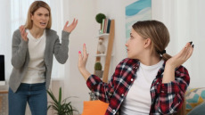 Πώς «γιορτάζεις» μία διαφορετική μητέρα; Όταν το παιδικό τραύμα επισκιάζει τη χαρά

