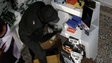 Διάρρηξη με λεία 20.000 ευρώ σε κατάστημα οπτικών στη Χαλκιδική, κάμερα ασφαλείας έπιασε τους δράστες με την κούτα