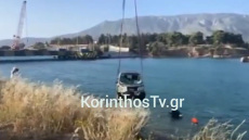 Η στιγμή της ανάσυρσης του αυτοκινήτου που έπεσε στον Ισθμό της Κορίνθου, πρόλαβε και βγήκε ο οδηγός, δείτε βίντεο